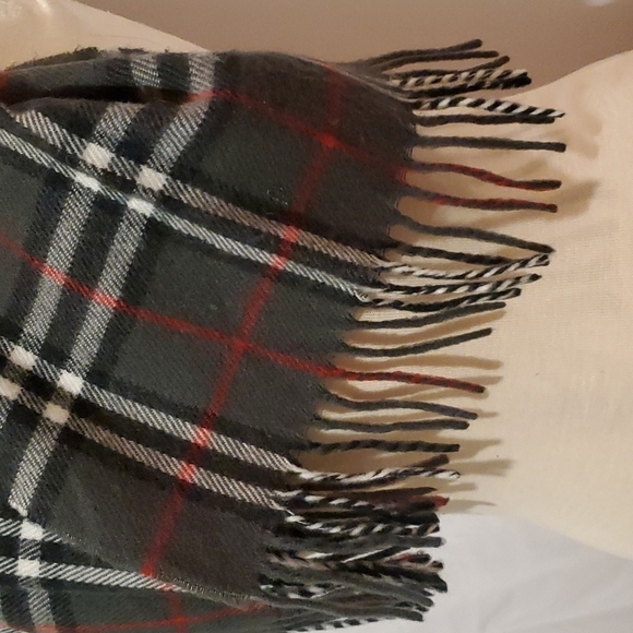 PLAID Scarf Grey, white, red, & Black - Picture 3 of 7